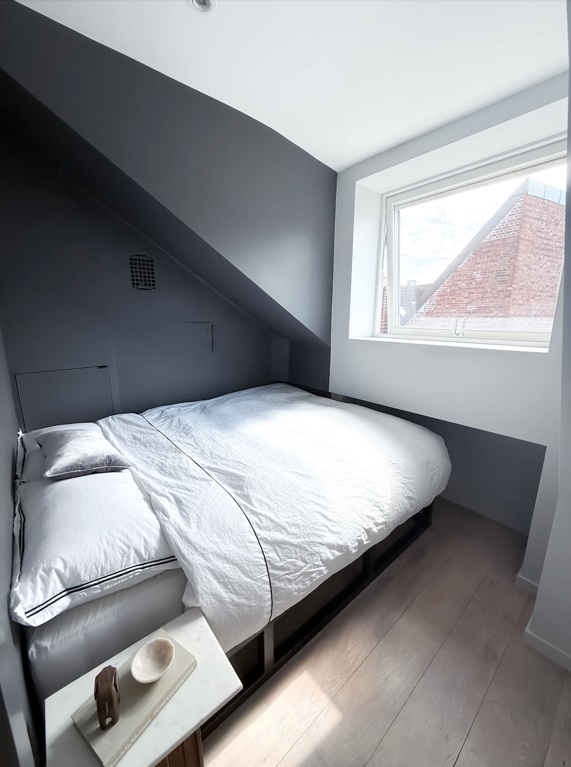 Soverom med plassbygget seng med oppbevaringsmuligheter under.